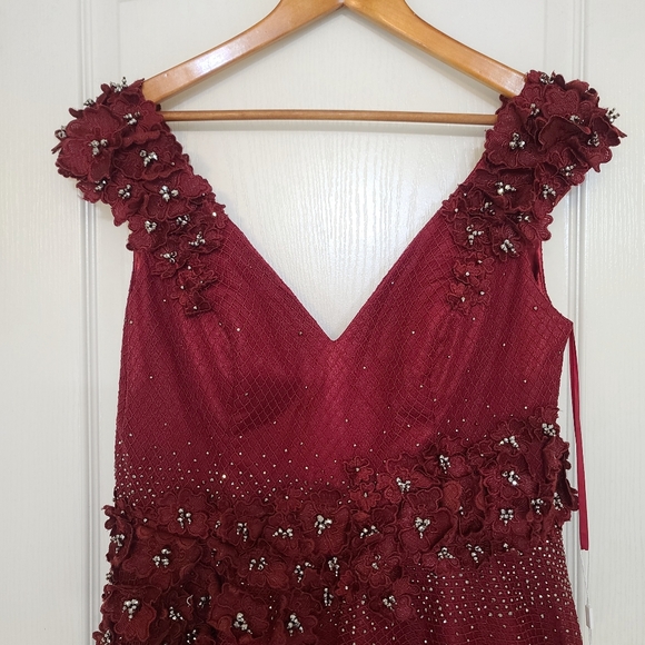 Mac Duggal | Floral Applique A-line Evening Gown in Burgundy Style 11152 Size 12 - Picture 4 of 15